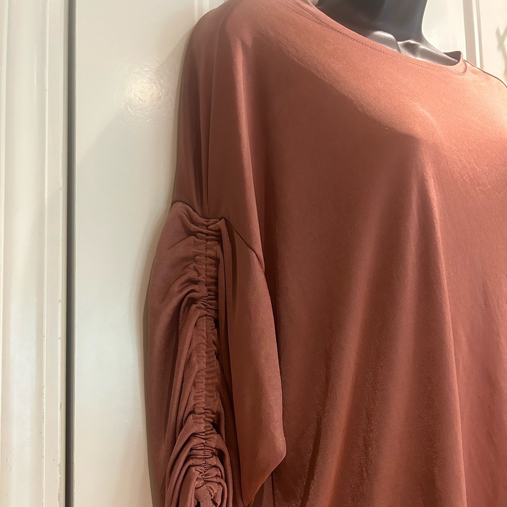Express Flowy Ruched Sleeves Top - Picture 4 of 8